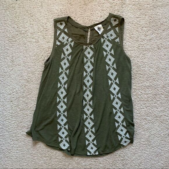 Patterned keyhole tank top - Picture 1 of 8